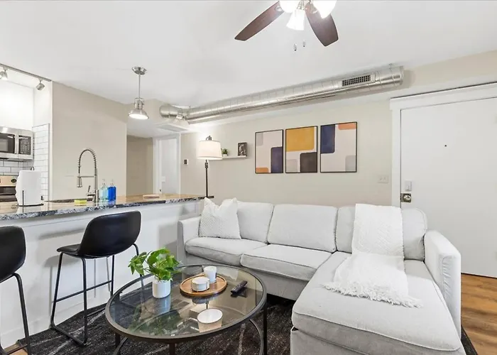 Trendy 2br Close To Attractions Apartment