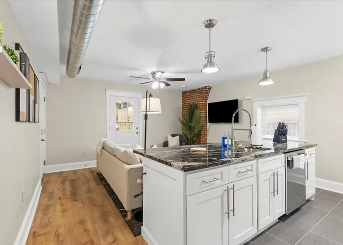 Trendy 2br Close To Attractions Apartment *