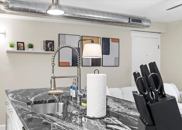 Trendy 2br Close To Attractions Apartment *