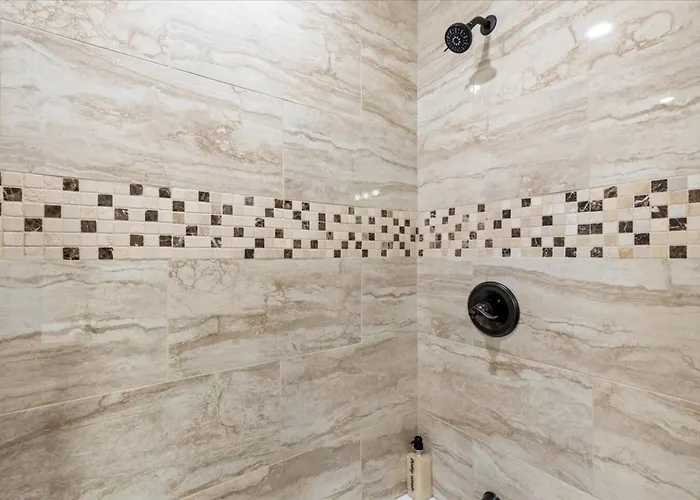 Trendy 2br Close To Attractions Apartment