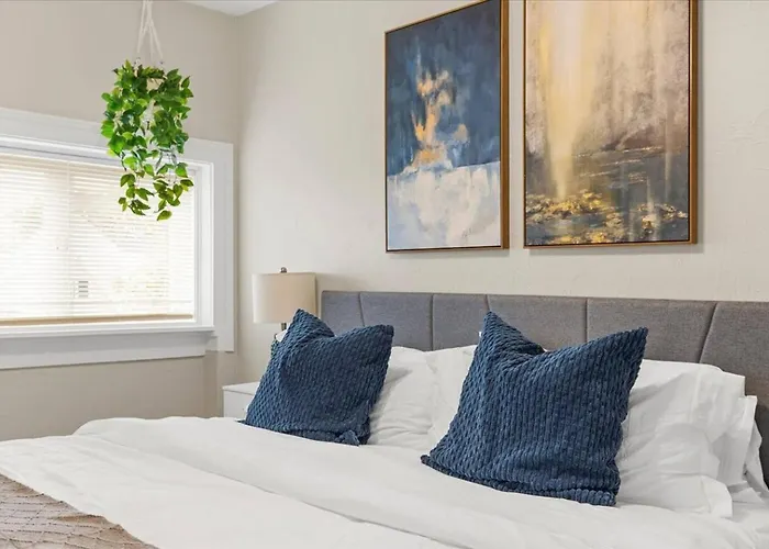 Trendy 2br Close To Attractions Apartment