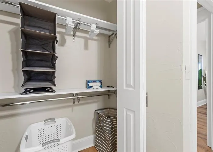 Trendy 2br Close To Attractions Apartment