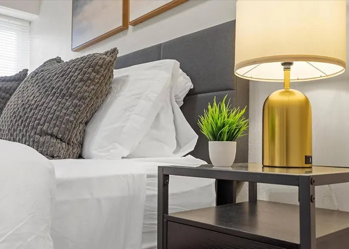 Trendy 2br Close To Attractions Apartment *