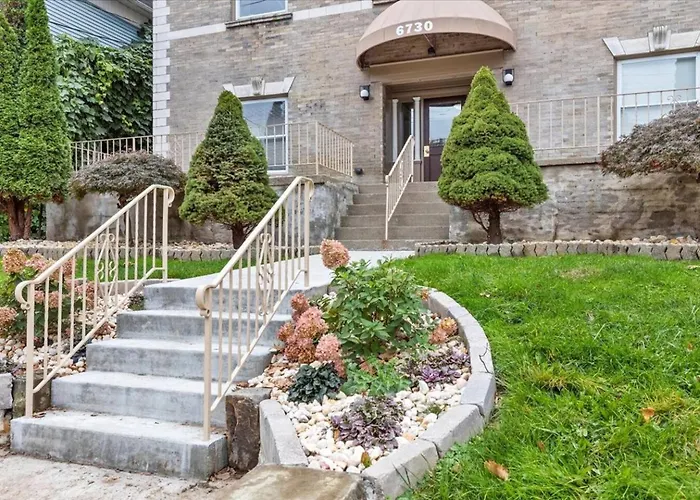 Trendy 2br Close To Attractions Apartment *